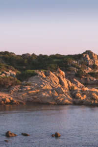 Camping sauvage en bord de mer sardaigne