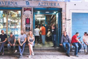 Voyage en stop en Sicile, pause au bar © Estelle Hertault