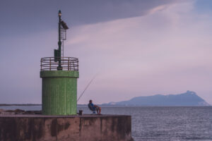 Photographie d'un homme qui pêche sur la côte méditerranéenne © Estelle Hertault