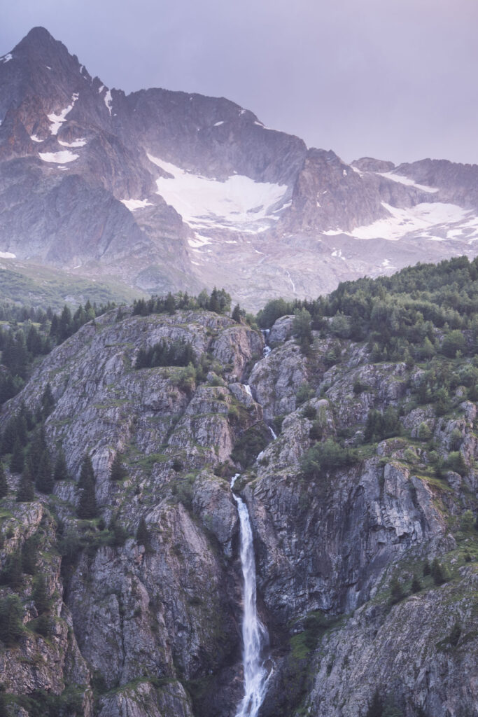 Coucher de soleil sur cascade en Oisans, vallée de la Berarde, Photographie Alpes © Estelle Hertault