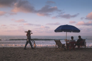 Image d'un vendeur ambulant sur la plage de Manzanillo, Mexique © Estelle Hertault