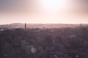 Soleil couchant sur ville Jordanienne © Estelle Hertault