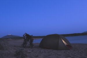 Photo d'une nuit de camping sauvage au bord de la mer © Estelle Hertault