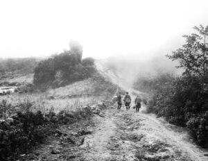 Brumes de Sapa, photo de villageoises qui marchent © Estelle Hertault