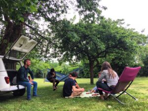 Photo de famille dans le jardin