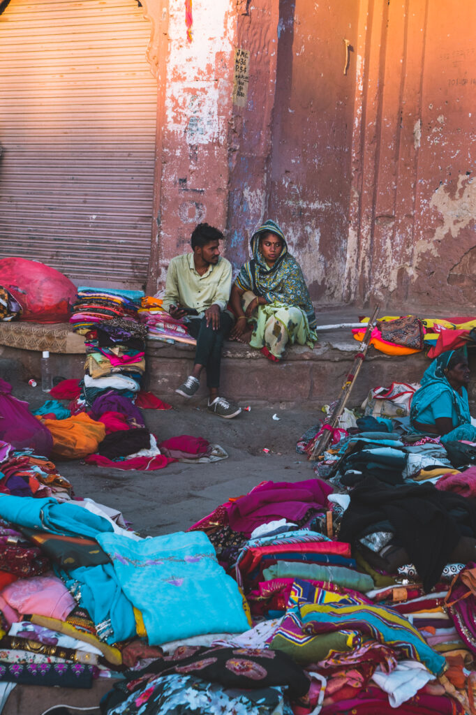 Vendeur de tissus dans les rue de Jodhpur