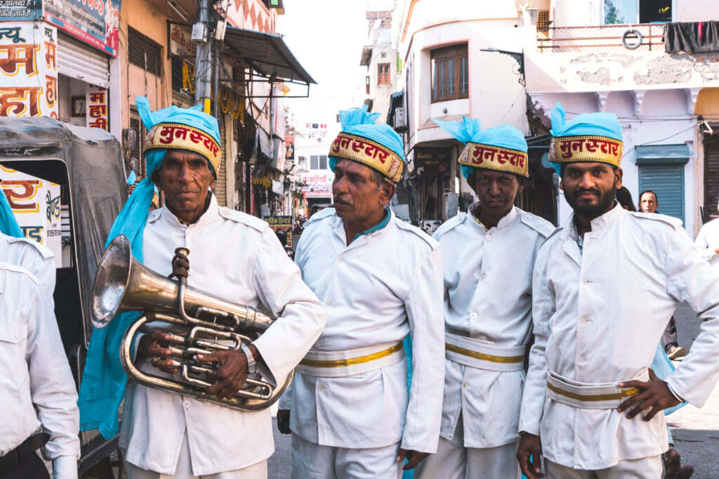 groupe musique dans une rue en Inde