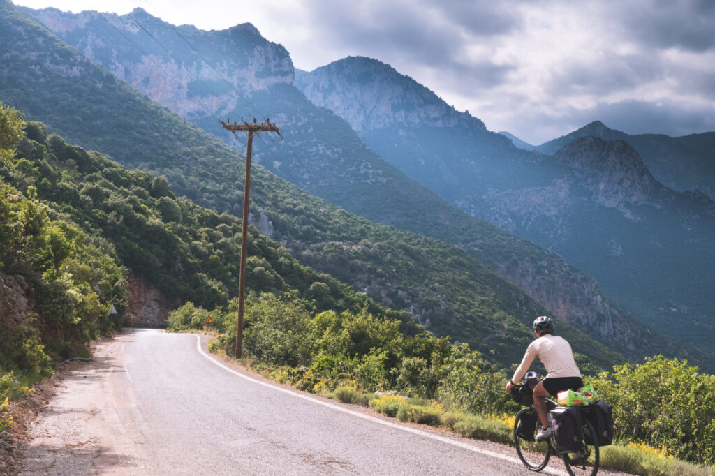 Descente en vélo vers Kyparissis