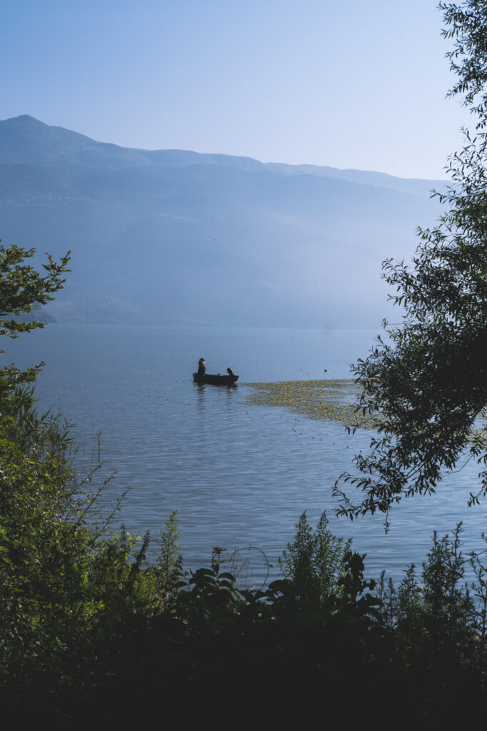 pêcheur sur le lac de Ionina, Grèce