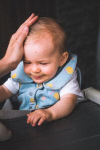 bébé mange avec sa famille