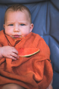 bébé qui mange une pastéque